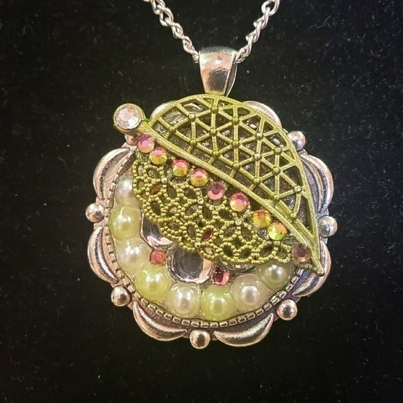 Leafy Handcrafted Necklace - Picture 4 of 5